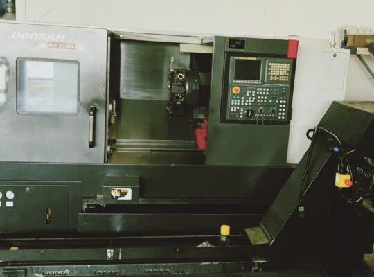 शॉर्ट बारफीडर सहित DOOSAN Puma 2100LM CNC लेथ